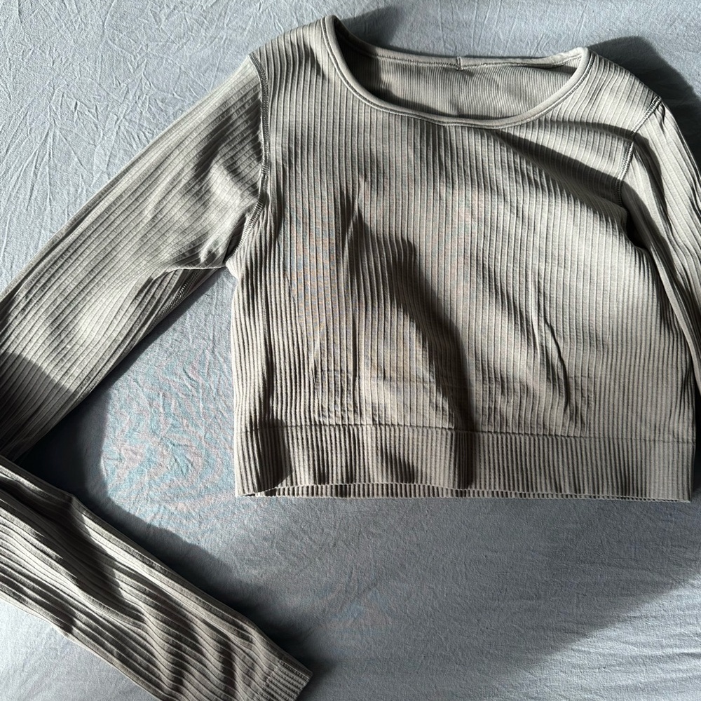 Light grey ebb to street cropped top